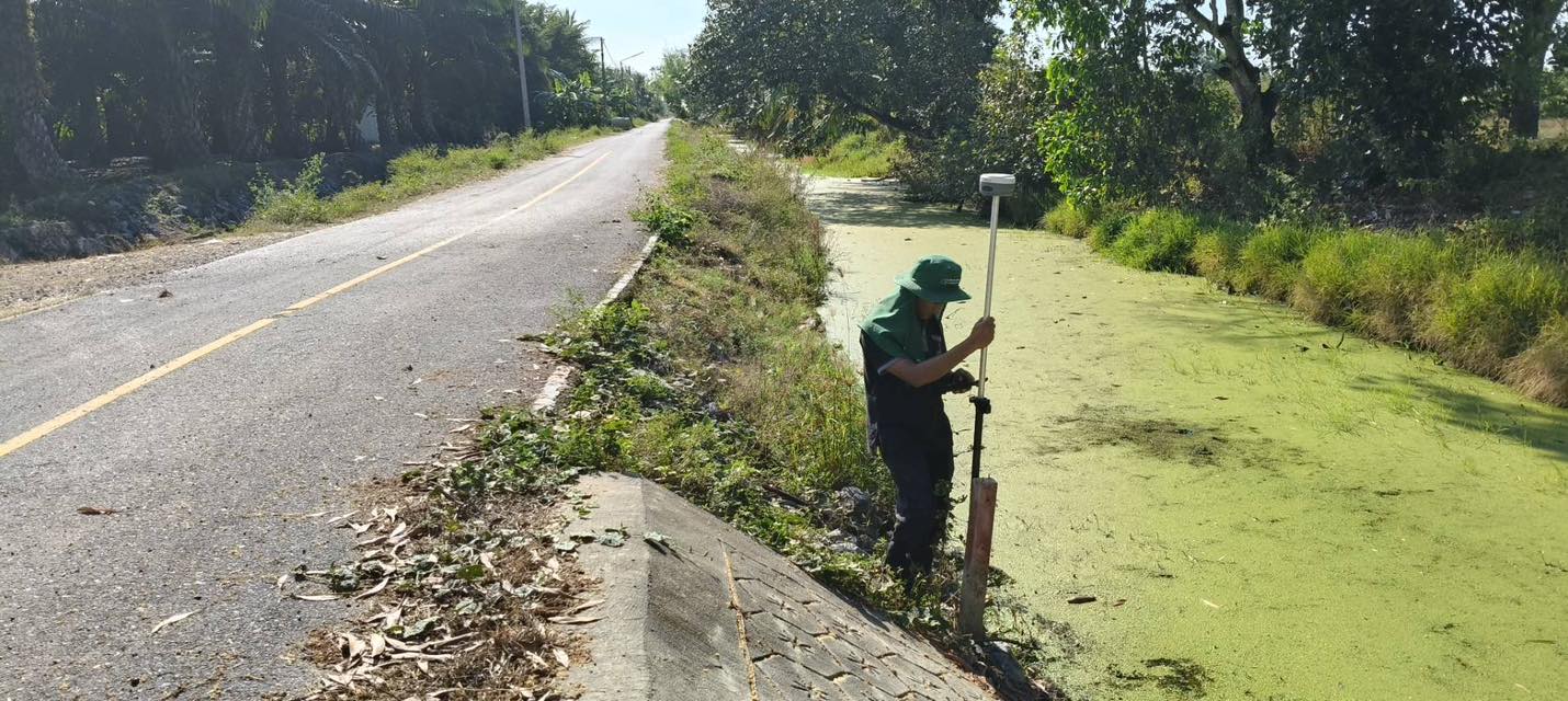 title - กลุ่มงานช่างและแผนที่ โดยนายจักรพงศ์ วรเสฏฐ์ฐากูร นายช่างสำรวจอาวุโส และนายศักดิ์สิทธิ์ พลายระหาร ผู้ช่วยช่างสำรวจ ดำเนินการรังวัดถนนในซอยปฏิรูป 11 กลุ่มที่ 152 ตามคำขออนุญาตใช้ที่ดินเพื่อกิจการสาธารณูปโภคในเขตปฏิรูปที่ดิน ขององค์การบริหารส่วนตำบลบึงชำอ้อ  อำเภอหนองเสือ จังหวัดปทุมธานี